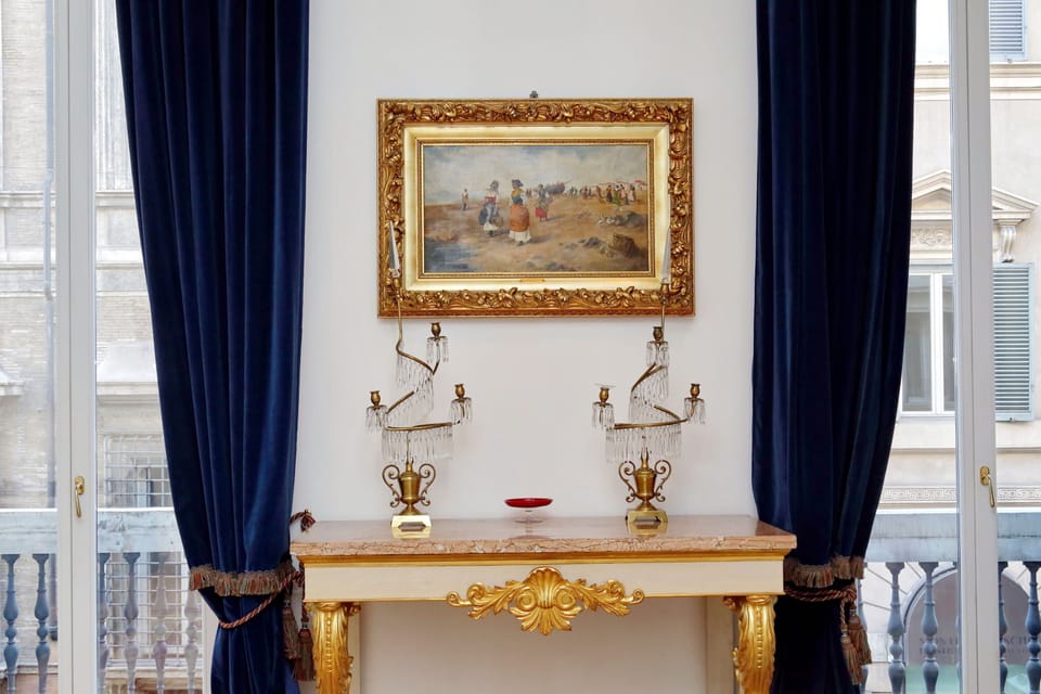 Bedroom with prestigious  and antique painting!