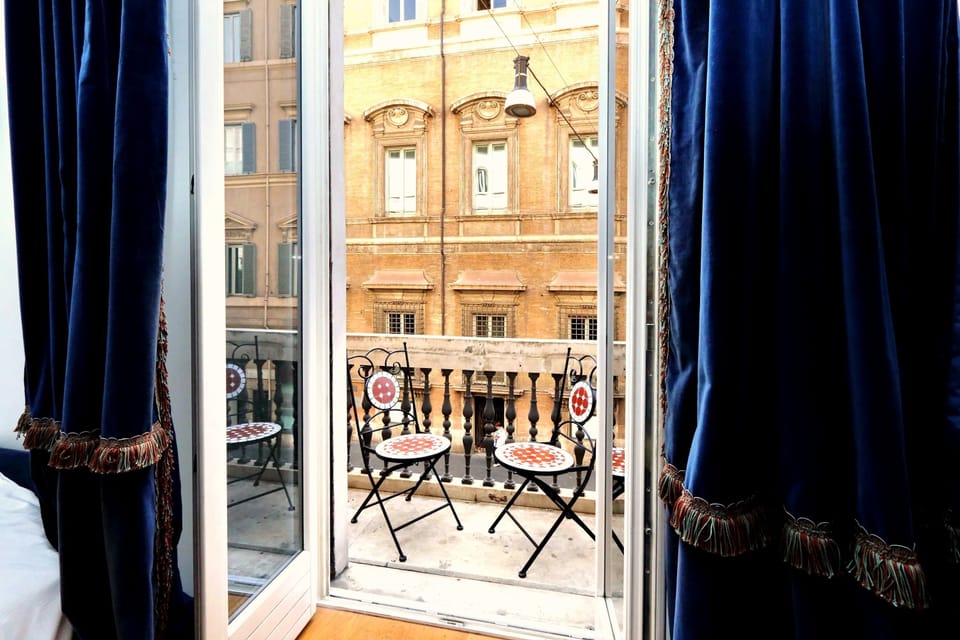 Apartment with balcony, unique location and central view of Piazza Venezia!