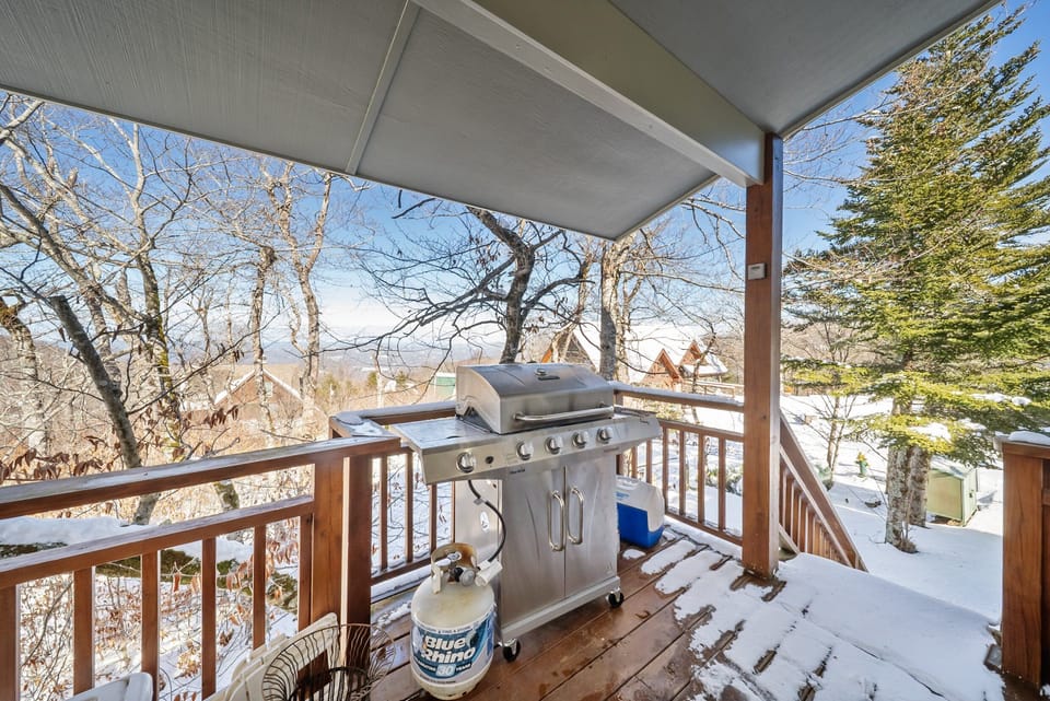 Grill Perfectly Positioned To View The Slopes of Beech Mountain Resort