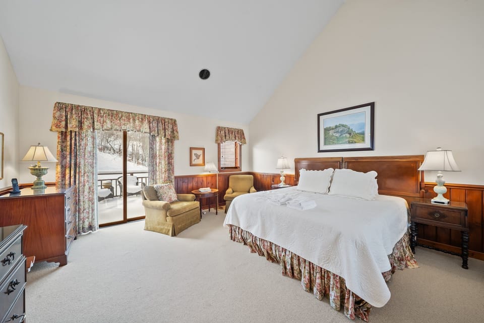 Large Slopeside Upstairs King Bedroom