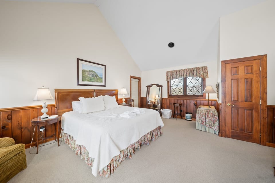 Large Slopeside Upstairs King Bedroom