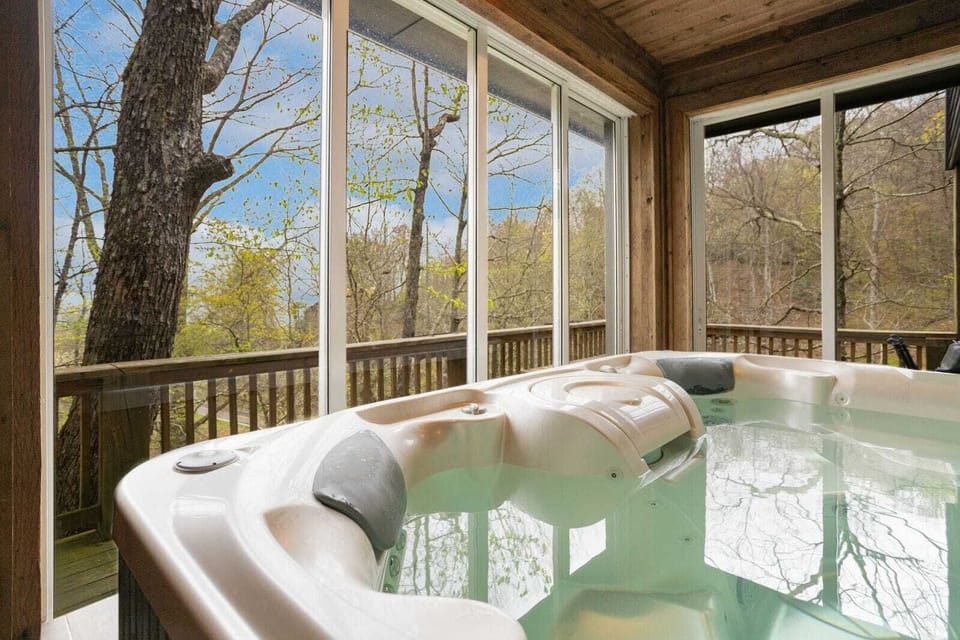 North View Lodge One-of-a-Kind Indoor/Outdoor Hot Tub Room
