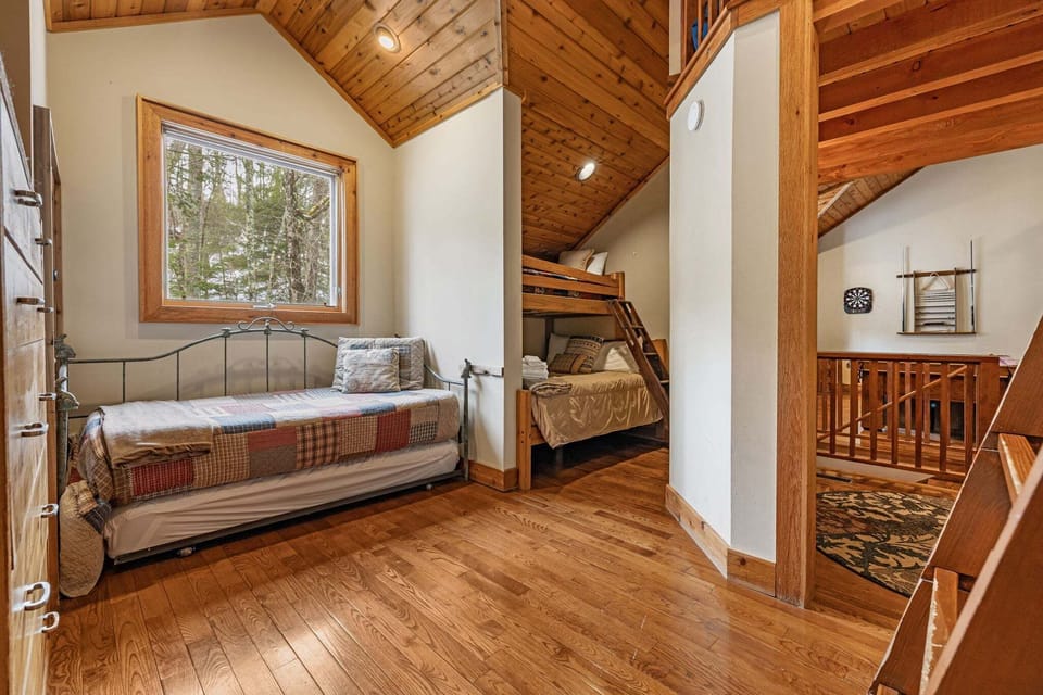 Upstairs Bunk Bedroom with Day Bed and Trundle