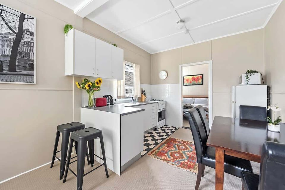 Kitchen with Gas Cooking / Dining
