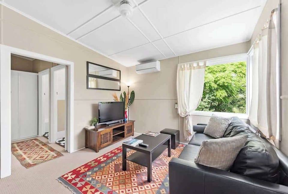 Bi-Fold Windows to let the outside in...
Apple TV with Netflix, Stan etc...
Unlimited WiFi...