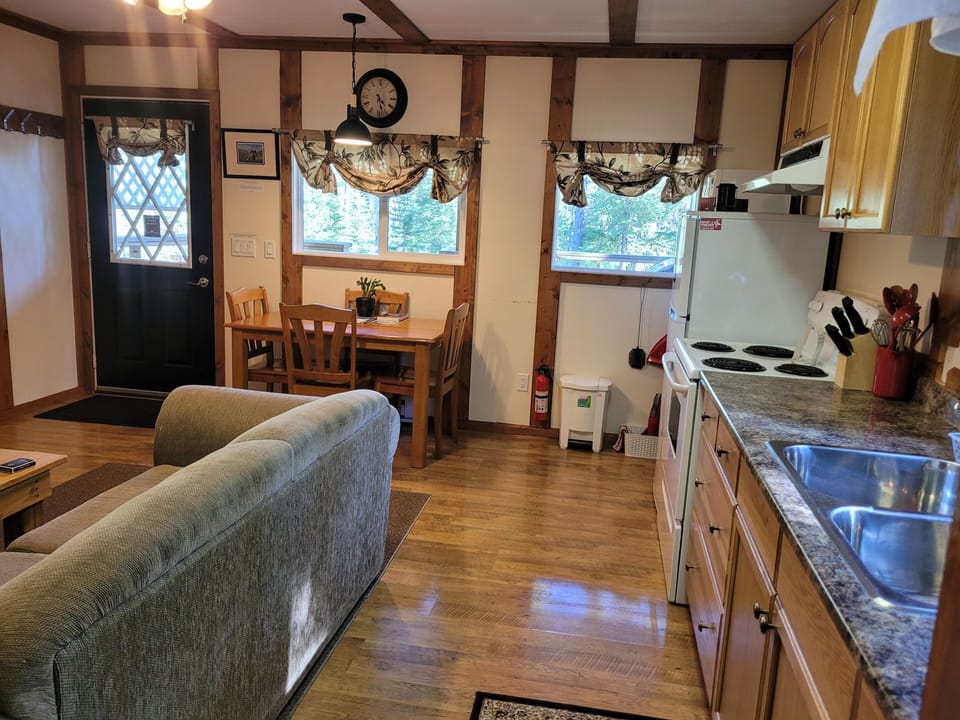 Kitchen/Dining Area