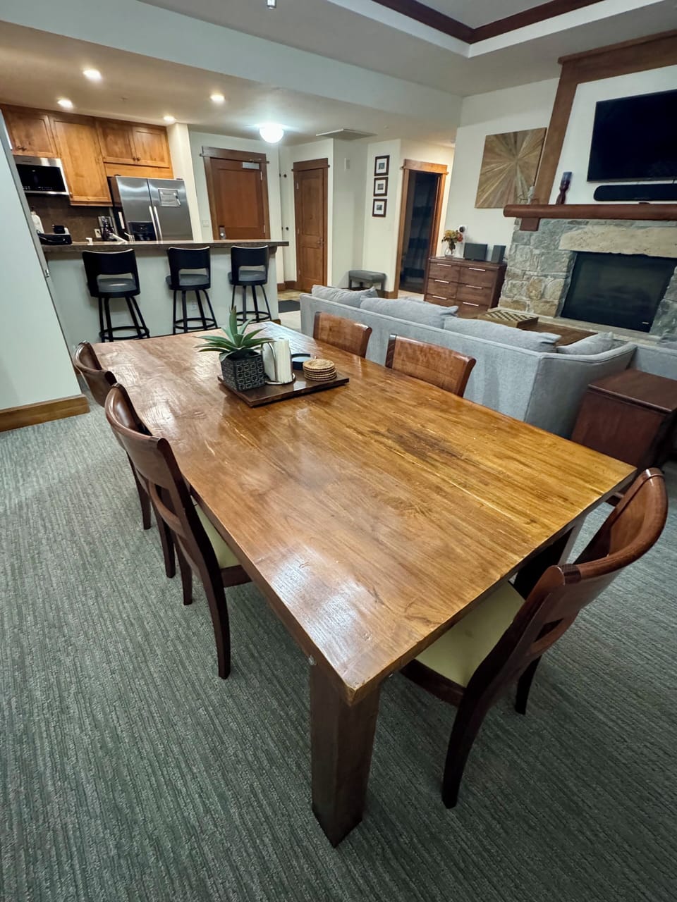 Dining table for 6+.