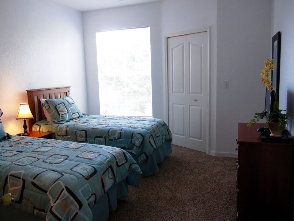 2nd bedroom has twin beds, with connecting full size 2nd bathroom!