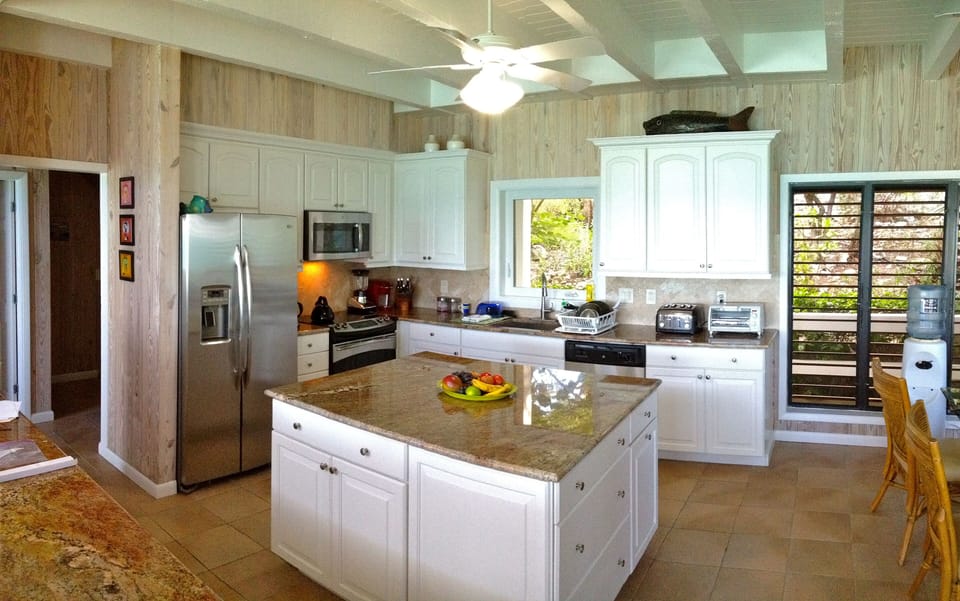 Fully-equipped kitchen - Remodeled with new cabinets and granite counter tops