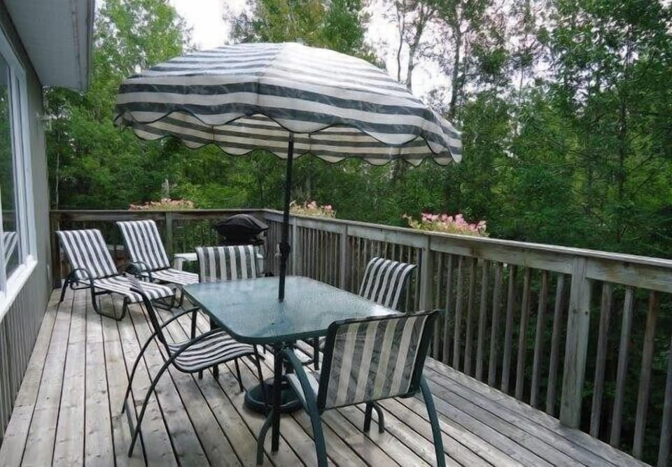 Private upper-level deck facing south