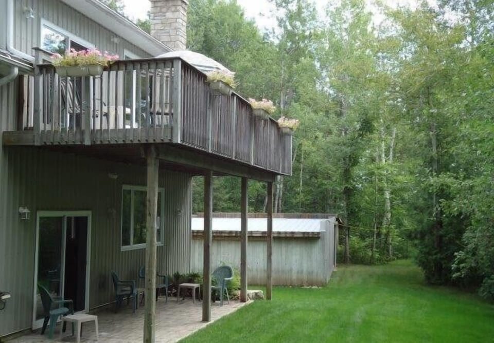 Upper deck with southern exposure is private for use of Greystone Annex guests. You are most welcome to use the lower deck and lawn area as well.