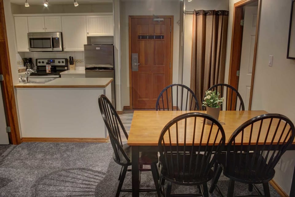 Dining & Kitchen Areas