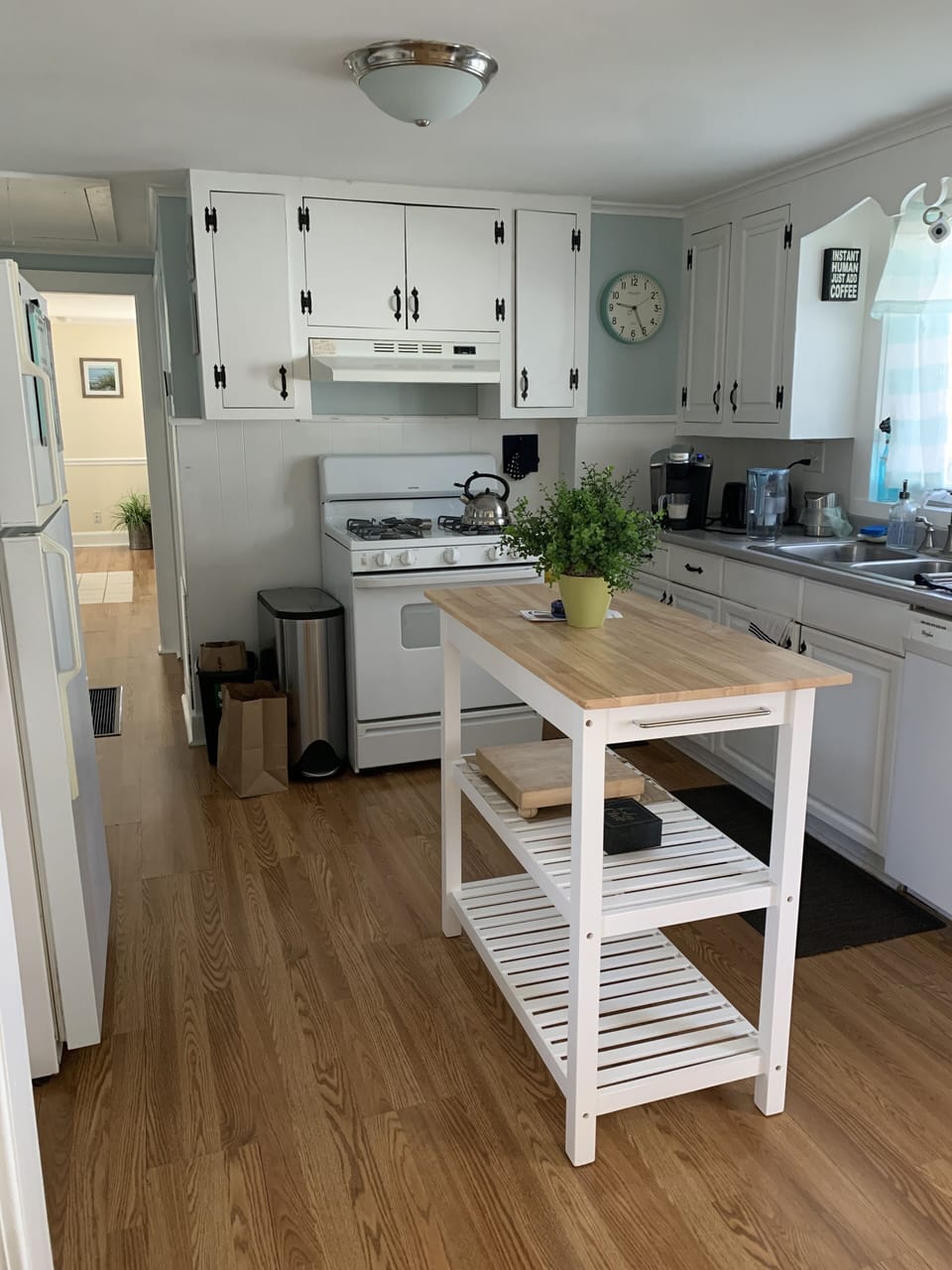 Full kitchen (gas stove, microwave, dishwasher, washer/drier)