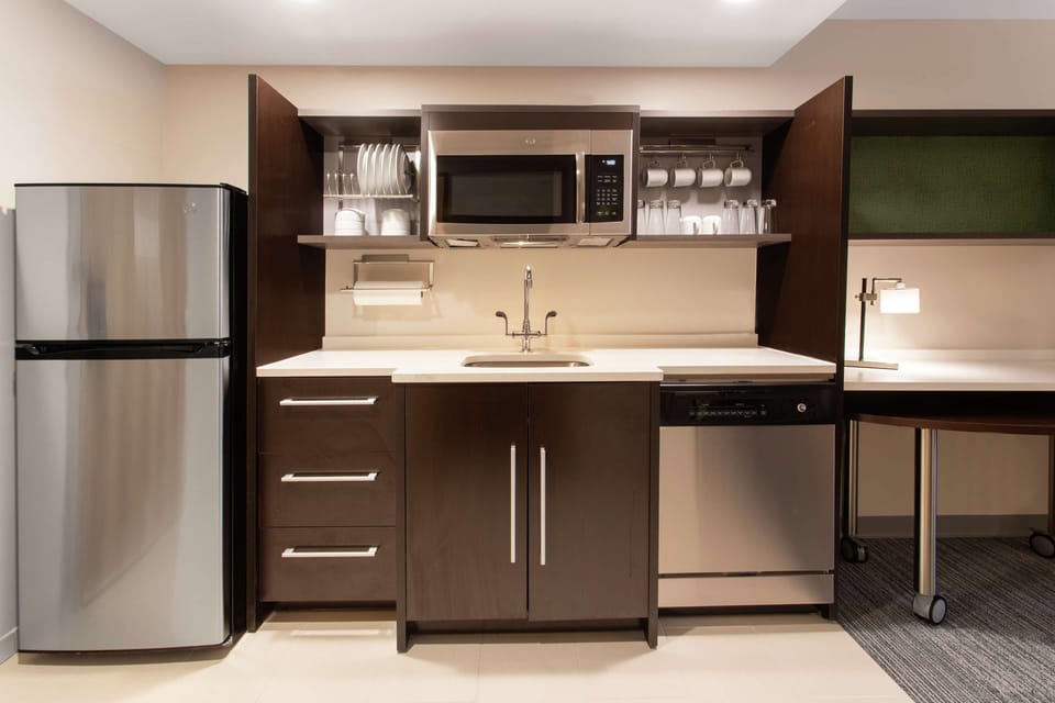 Coffee/tea maker, full-size fridge, microwave, dishwasher