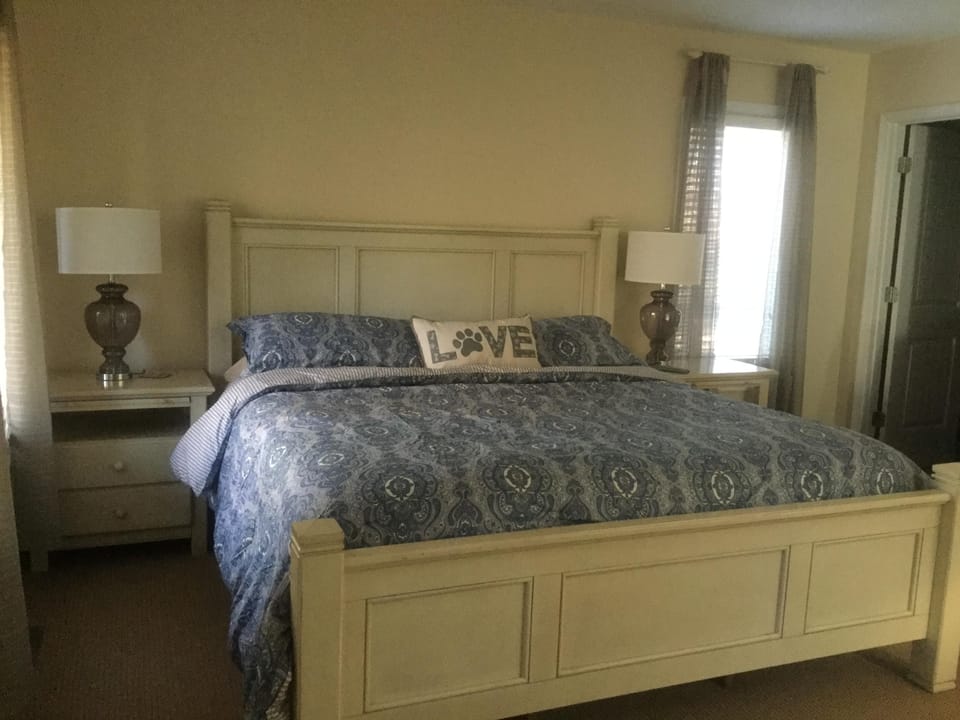 1st floor master suite - king bed