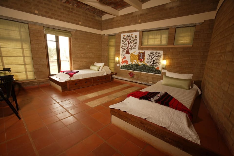 Deluxe Twin Room | Desk, iron/ironing board, bed sheets