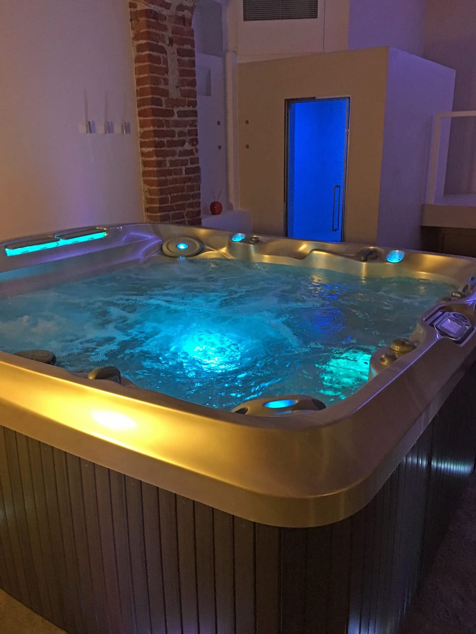 Indoor spa tub