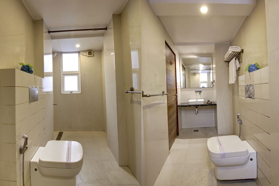 Comfort Triple Room | Bathroom | Shower, rainfall showerhead, free toiletries, hair dryer