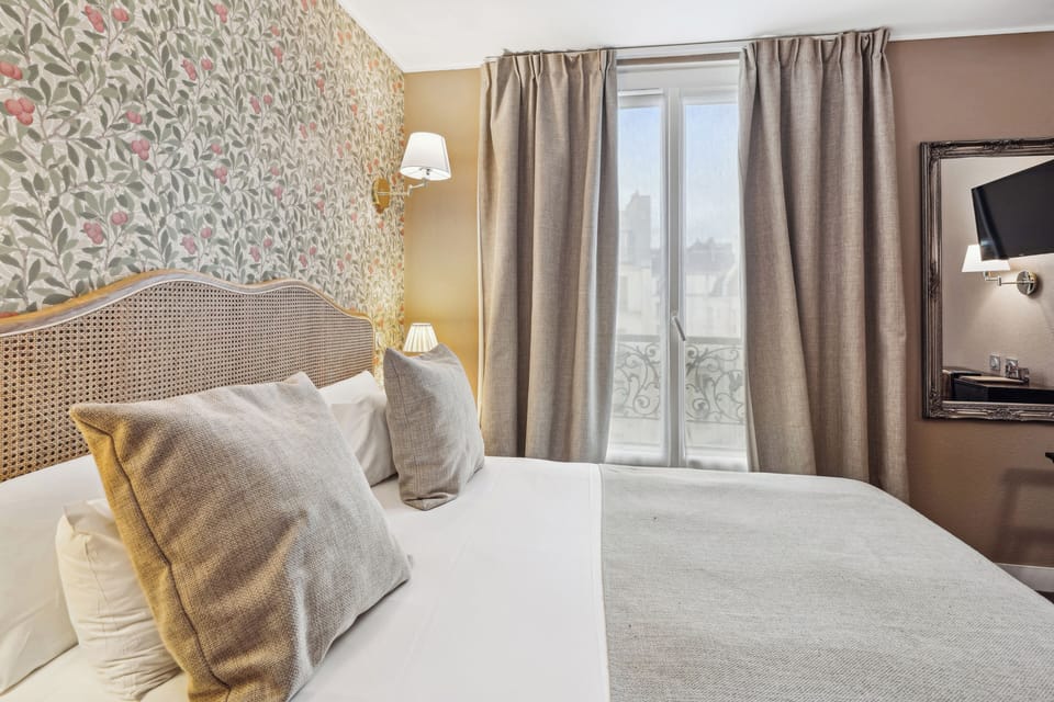 Single Room | Premium bedding, desk, soundproofing, iron/ironing board
