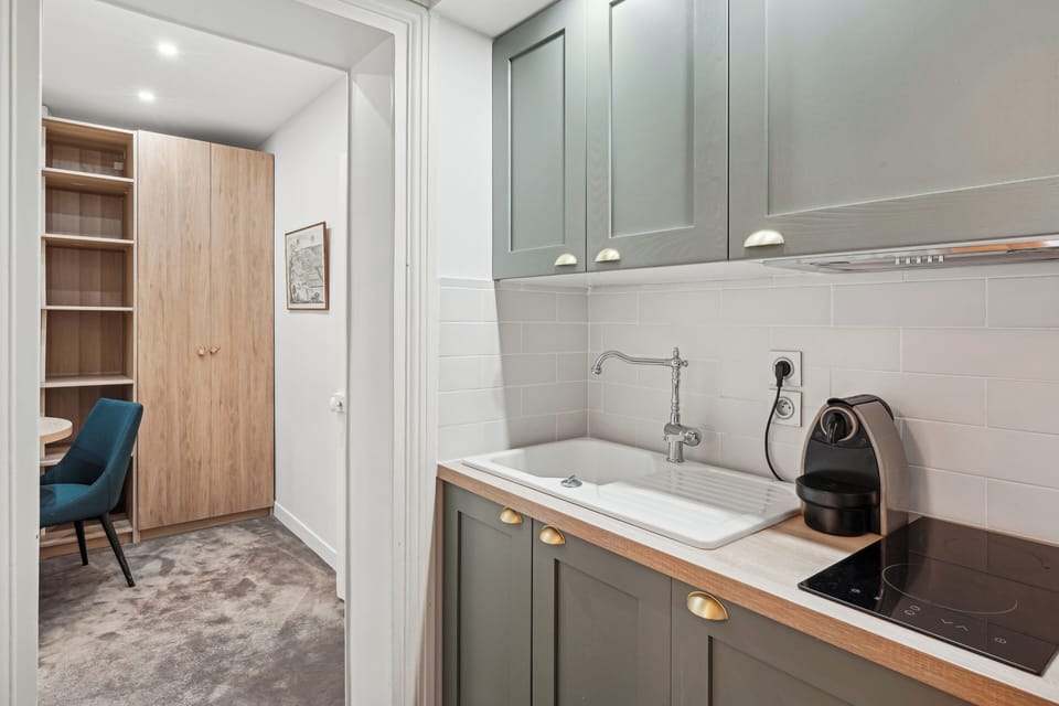 Apartment | Premium bedding, desk, soundproofing, iron/ironing board