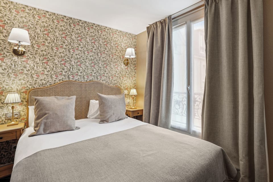 Single Room | Premium bedding, desk, soundproofing, iron/ironing board