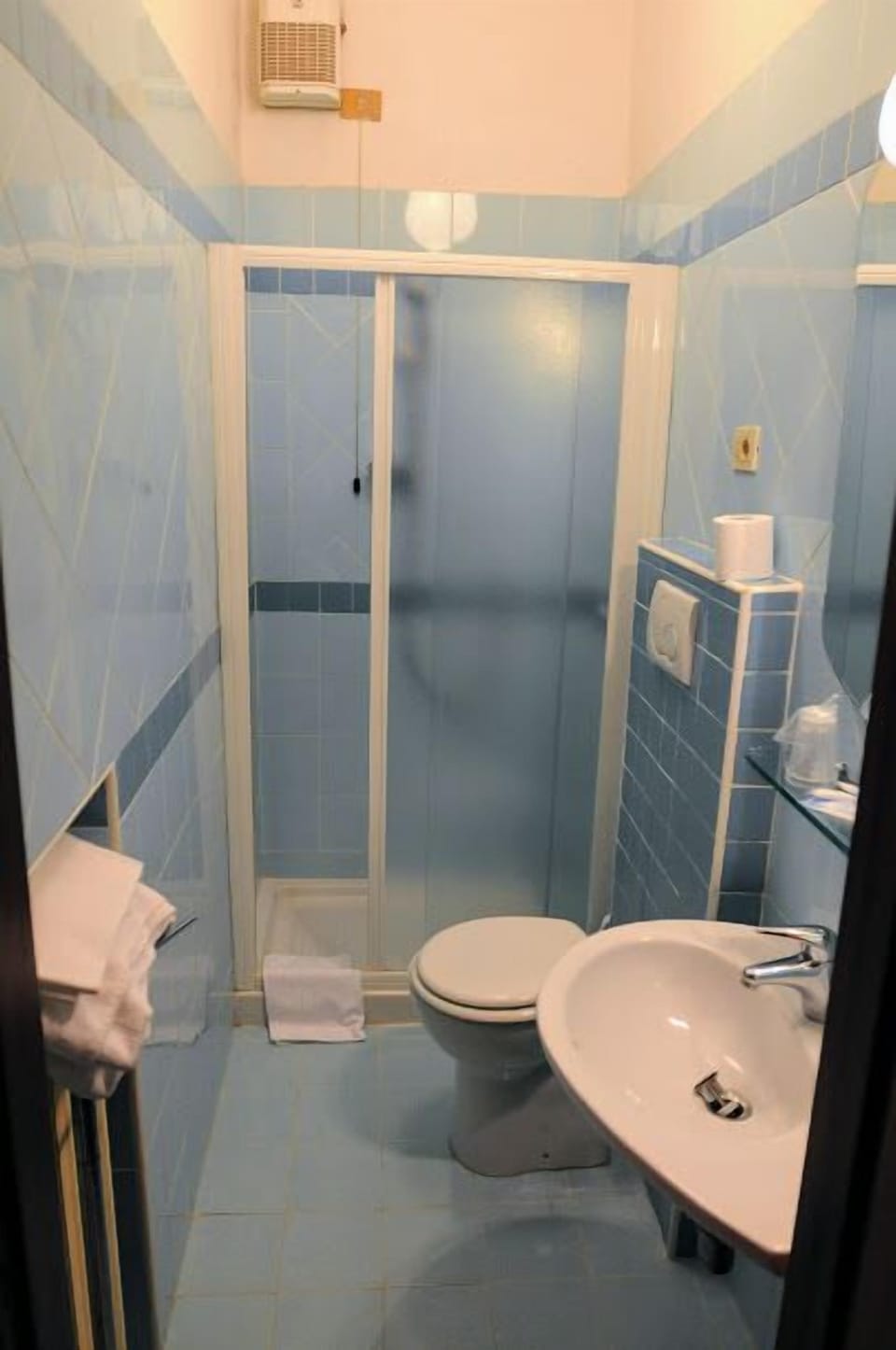 Triple Room | Bathroom | Shower, free toiletries, hair dryer, towels