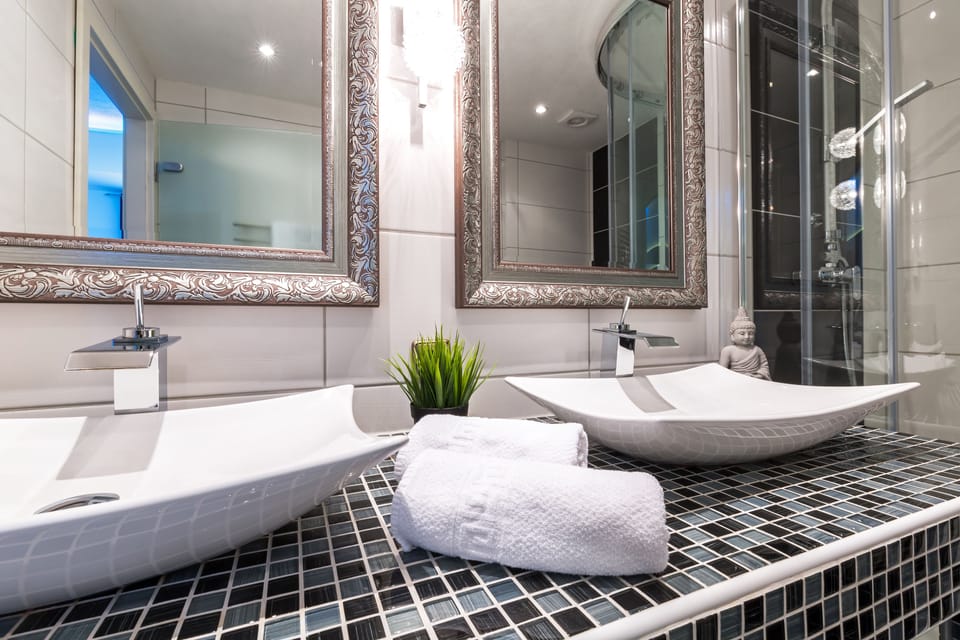 Superior Triple Room | Bathroom | Shower, free toiletries, hair dryer, towels