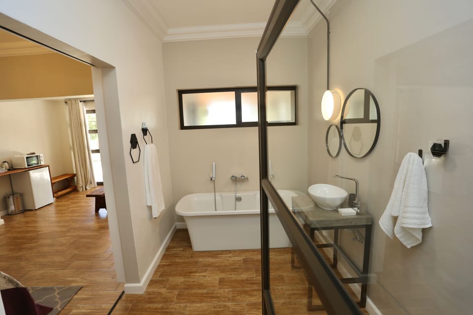 Double Room (King)  | Bathroom | Free toiletries, towels