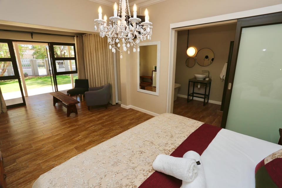 In-room safe, WiFi (free), bed sheets