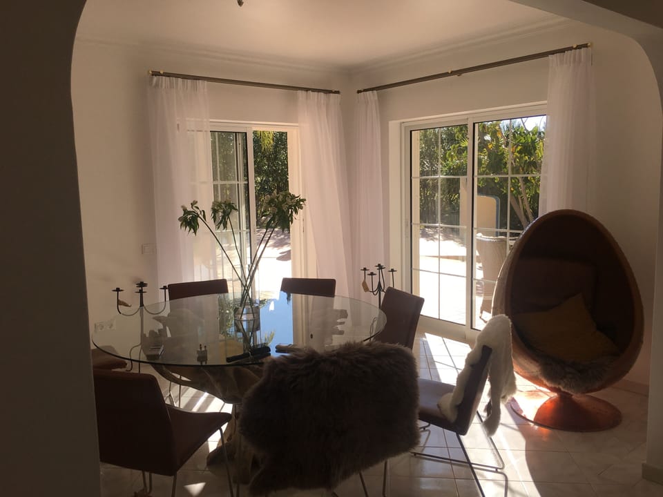 Dining Area (Indoor) Seats 8