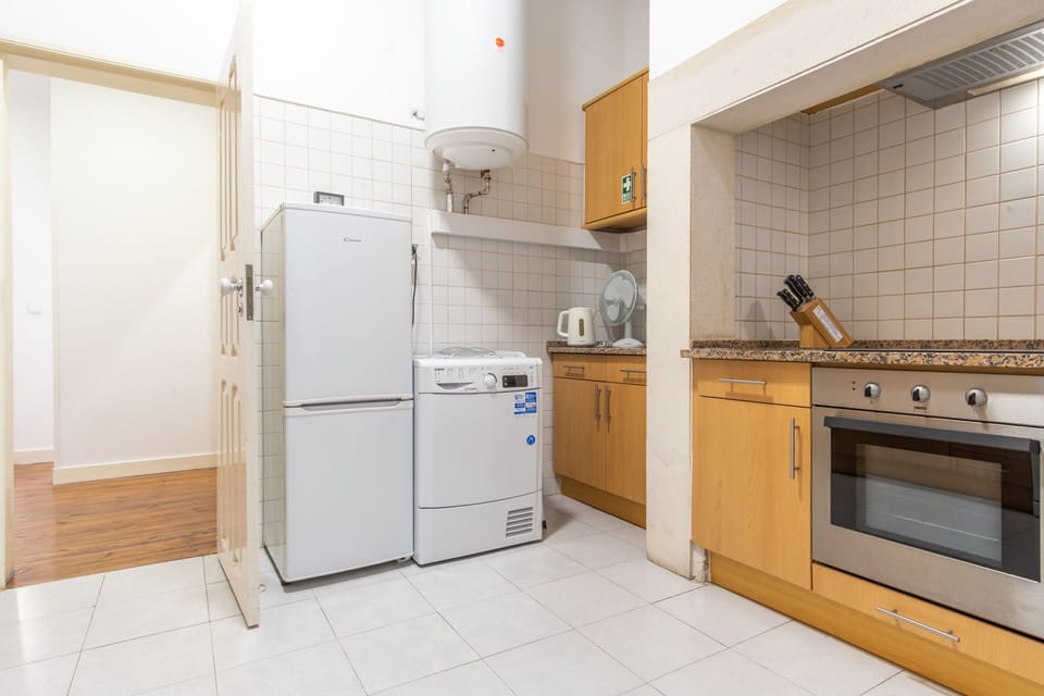 Deluxe Apartment, 3 Bedrooms, Balcony, City View | Private kitchen | Fridge, microwave, oven, stovetop