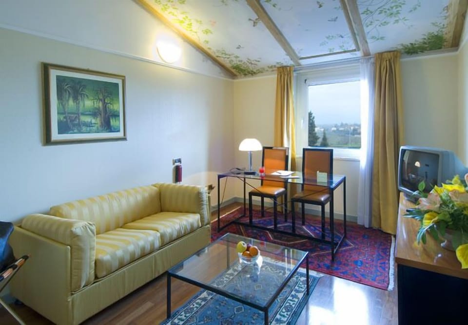 Suite, 2 Bedrooms | Minibar, in-room safe, soundproofing, free WiFi