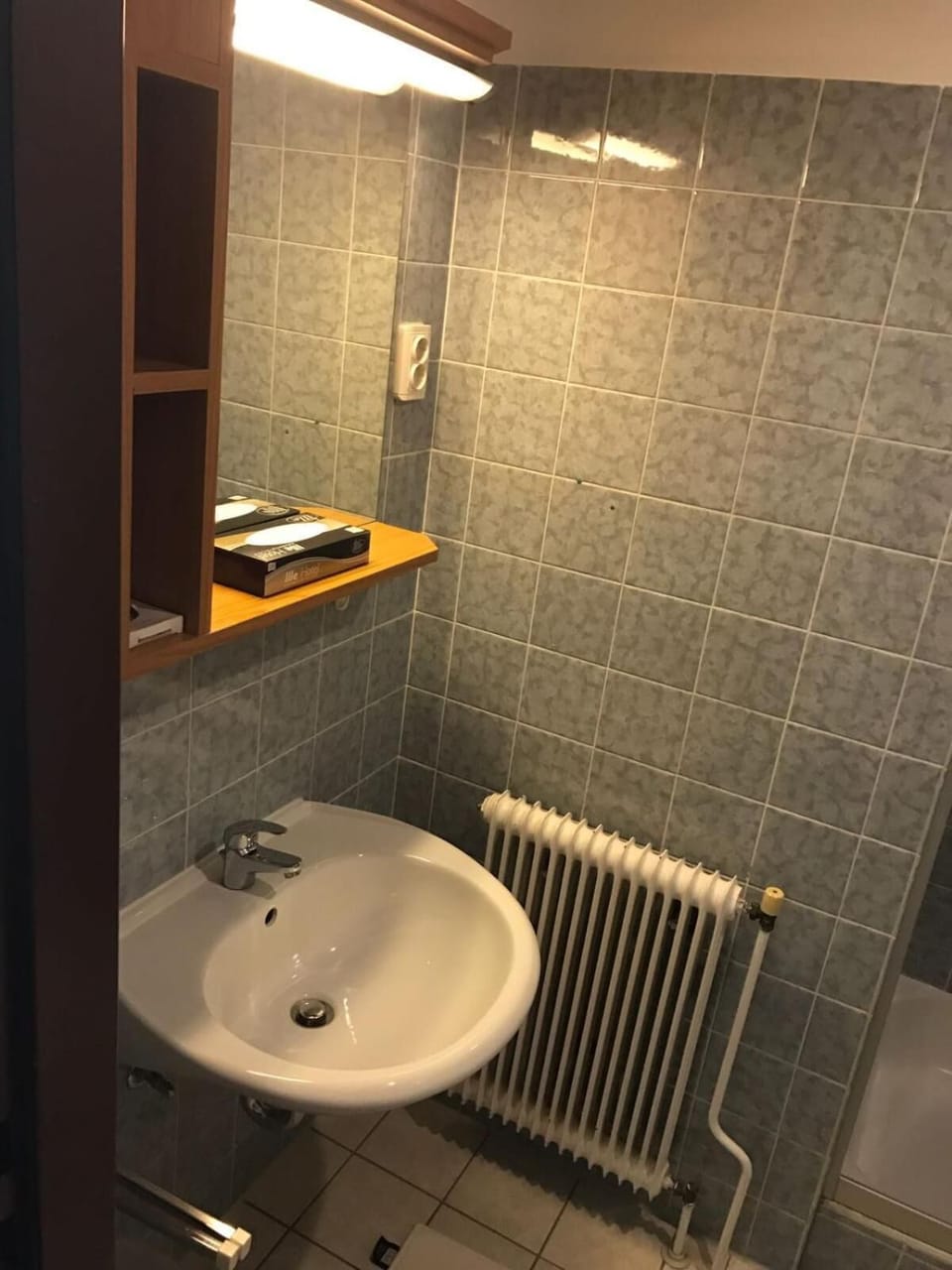 Shower, free toiletries, towels