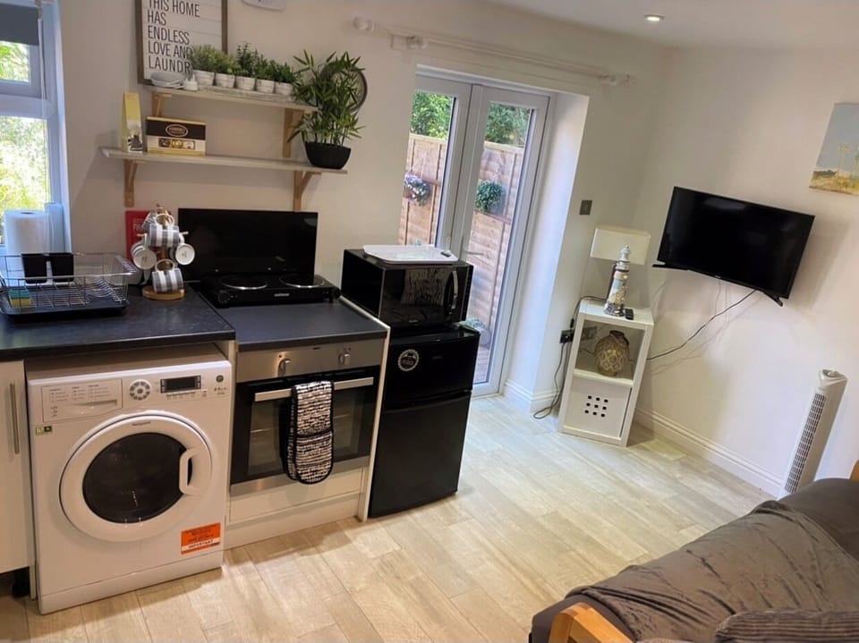 Washer/dryer, Fridge/freezer, oven and mini hob 