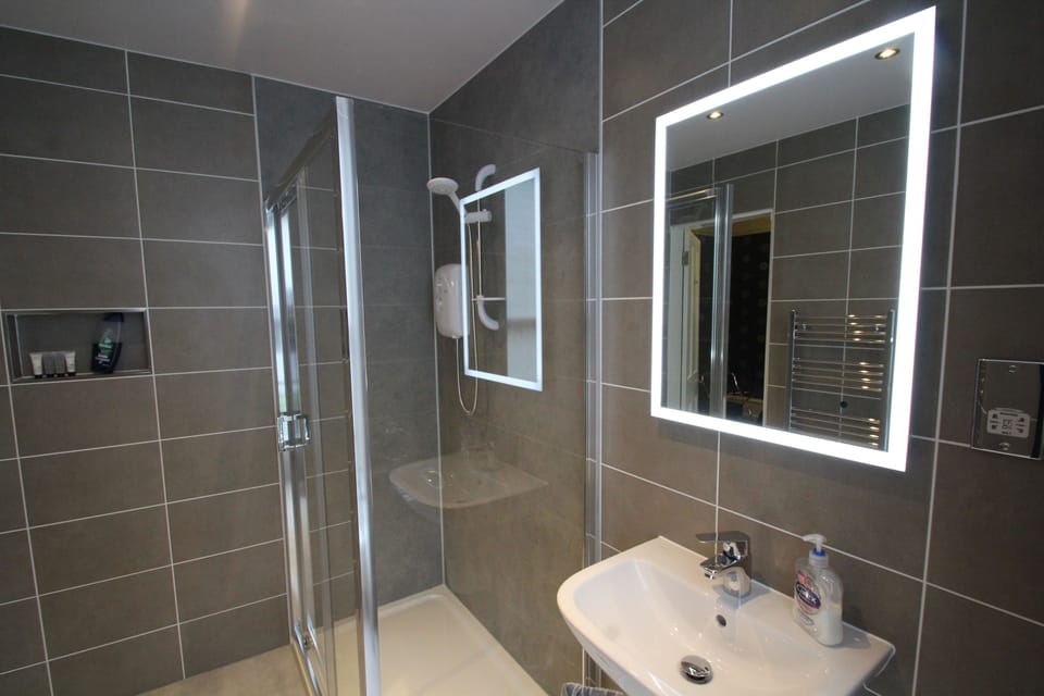 Superior Double or Twin Room, Ensuite | Bathroom | Shower, free toiletries, hair dryer, towels