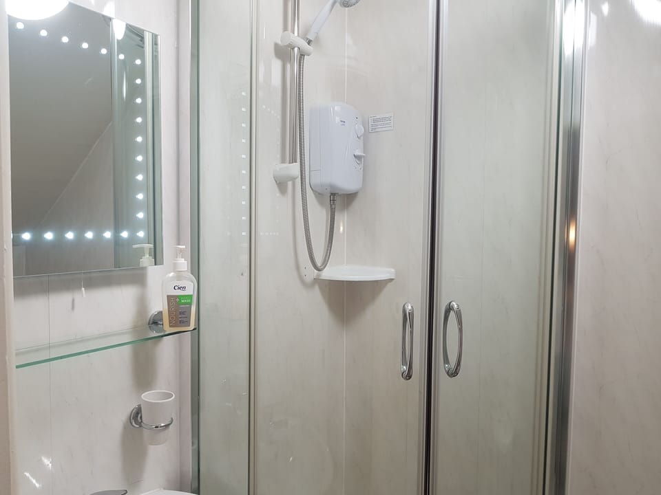 Signature Double Room, Private Bathroom | Bathroom | Shower, free toiletries, hair dryer, towels