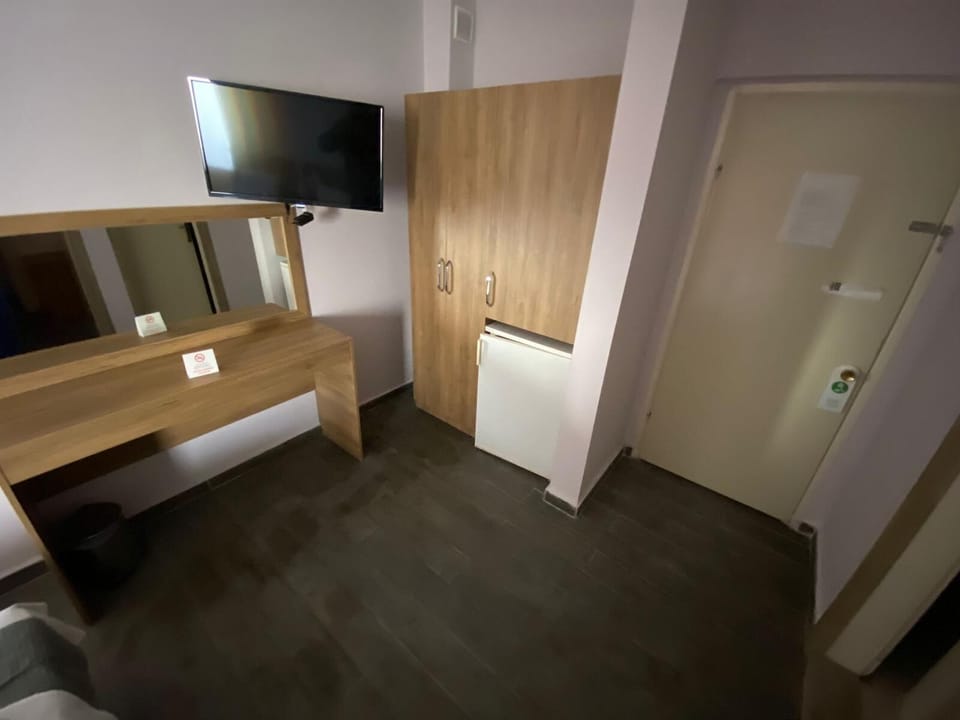 Desk, soundproofing, WiFi (free), individually decorated