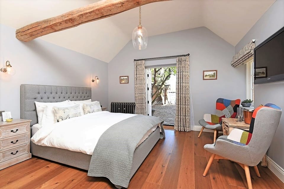 Deluxe King Room with Luxury Bath | Premium bedding, in-room safe, individually decorated