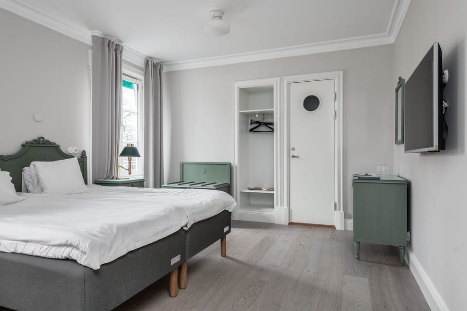 Double Room | Blackout drapes, bed sheets