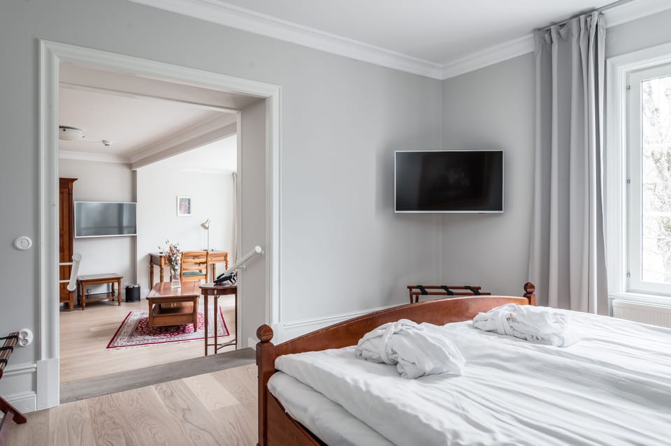 Suite | Blackout drapes, bed sheets