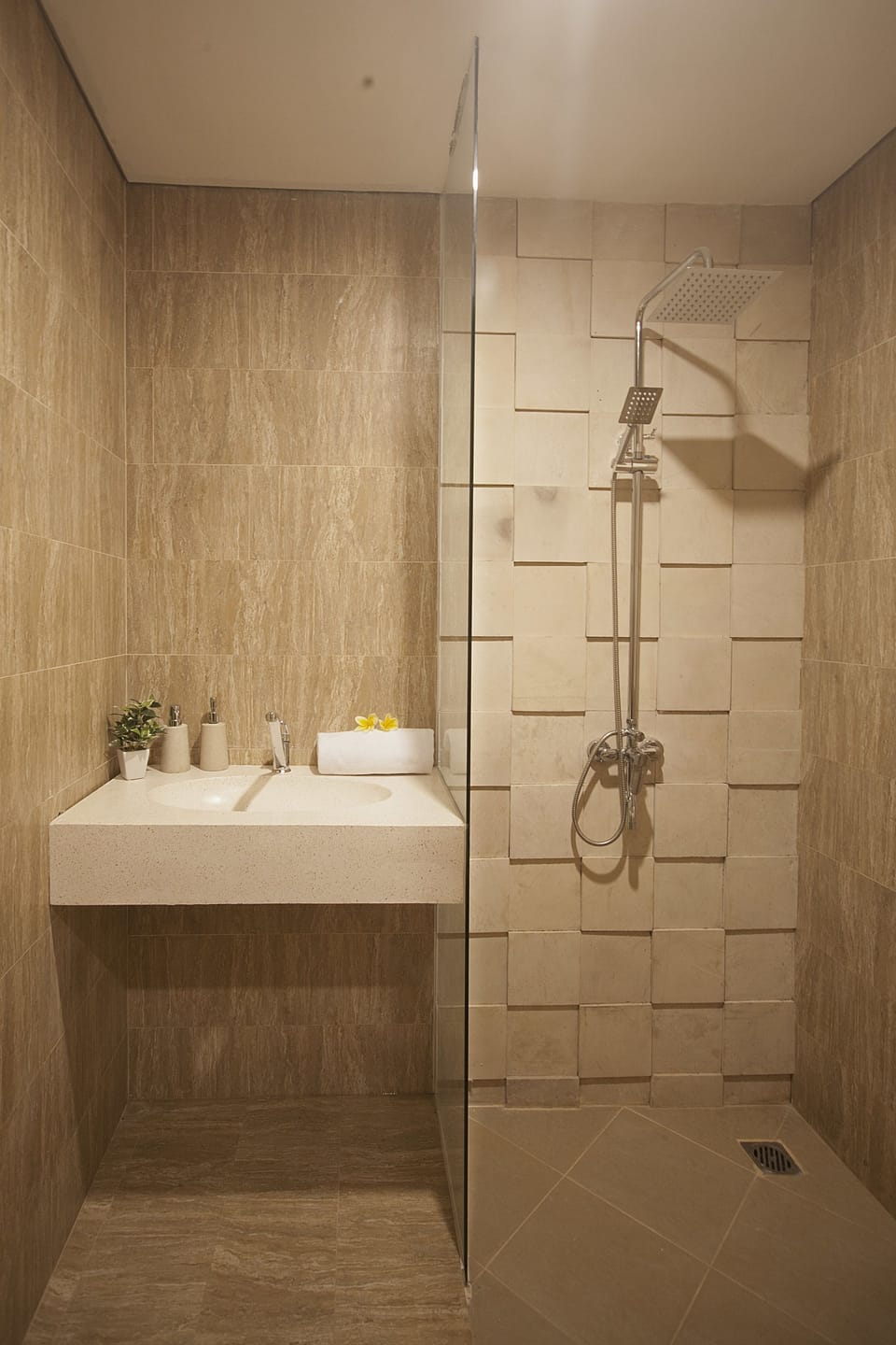 Shower, rainfall showerhead, free toiletries, towels