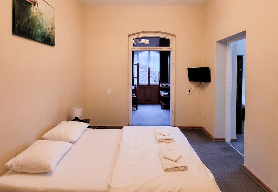Family Studio, 2 Bedrooms, Non Smoking, Lanai | Hypo-allergenic bedding, individually decorated, free WiFi, bed sheets