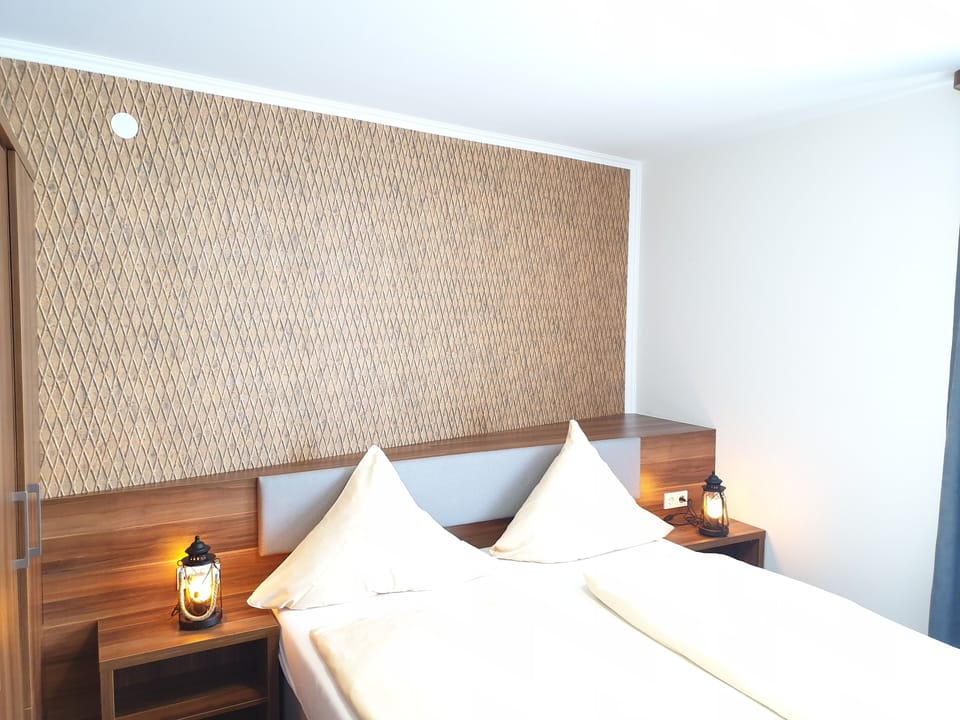 Double Room | Desk, free WiFi, bed sheets