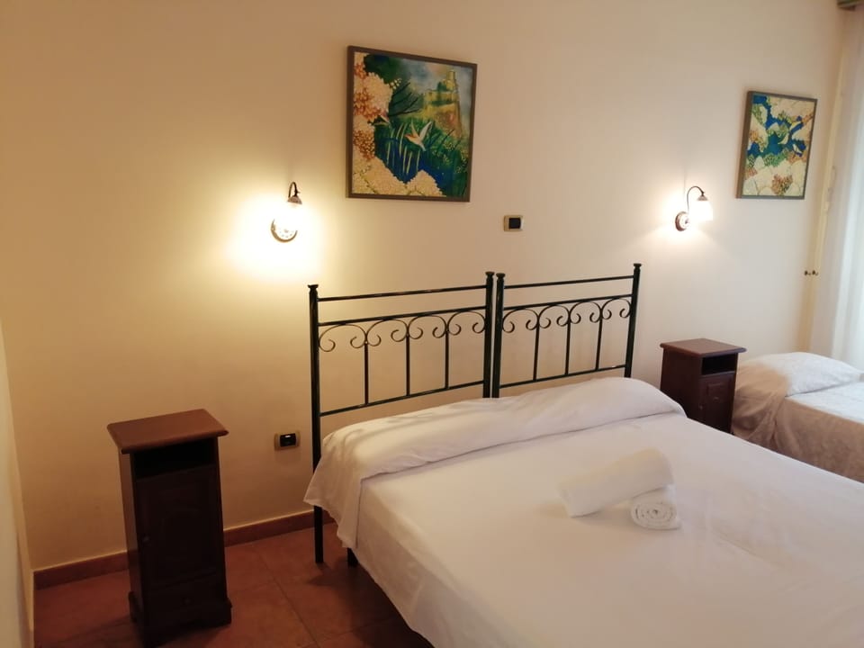 Triple Room | 1 bedroom, down comforters, free minibar items, desk