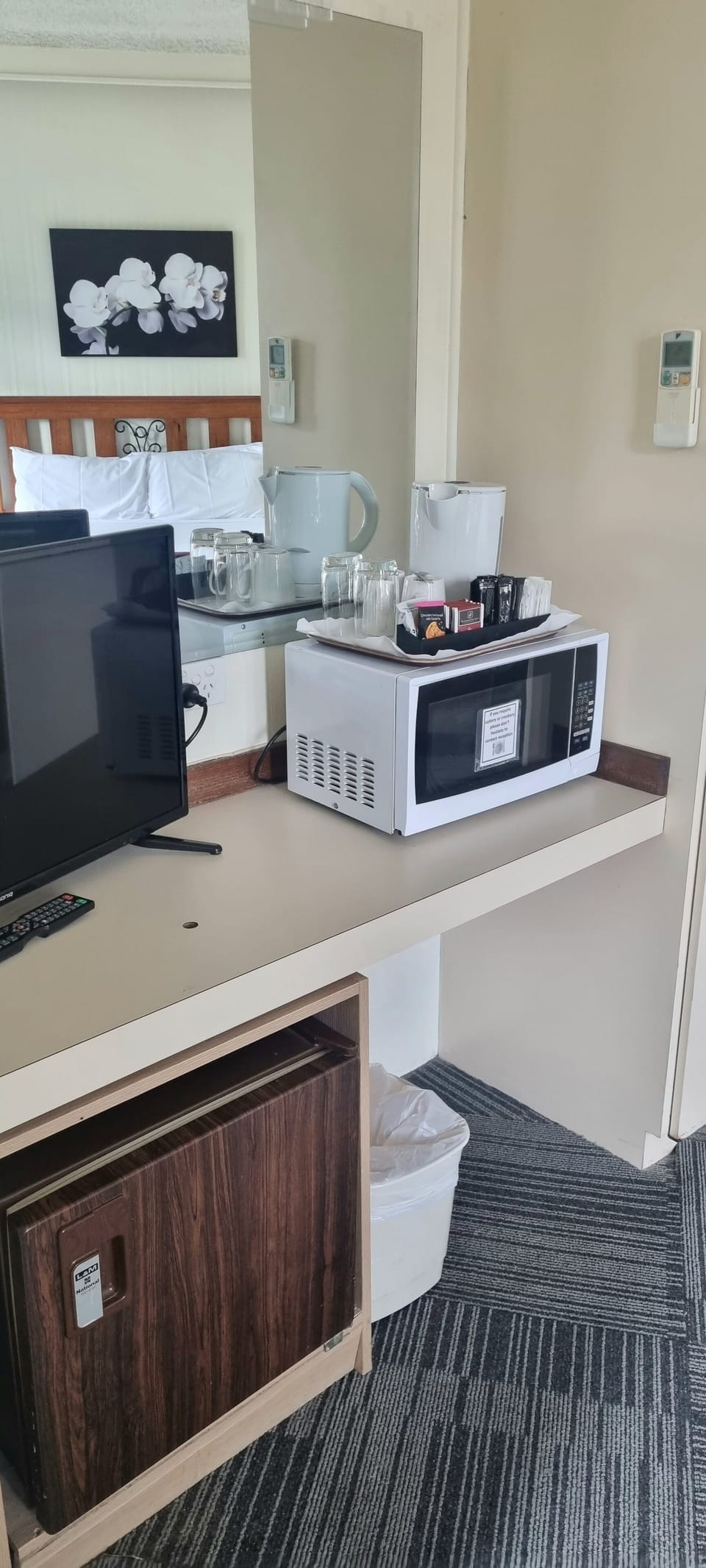 Studio Queen | Desk, laptop workspace, iron/ironing board, free WiFi