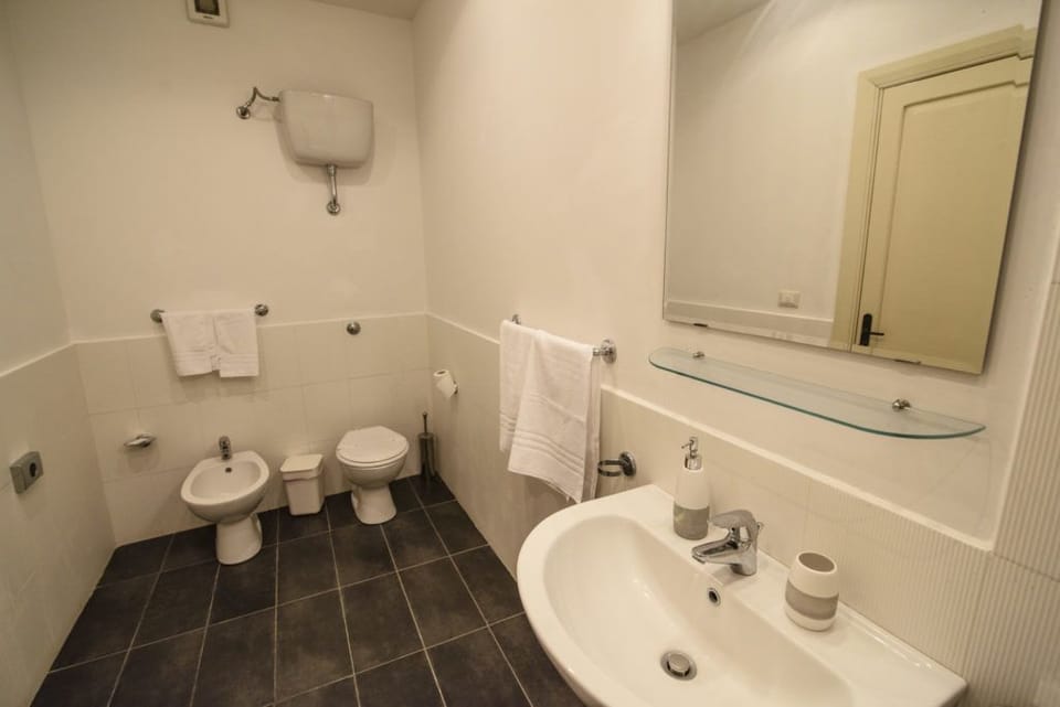 Shower, rainfall showerhead, free toiletries, hair dryer