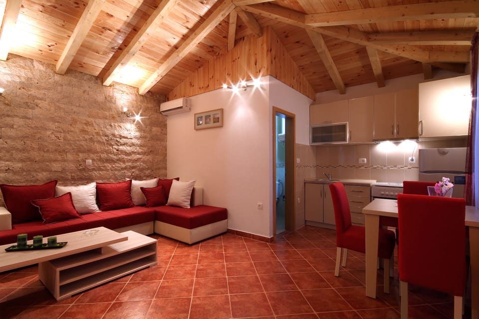 House, 2 Bedrooms, Pool View | Living area | 43-inch flat-screen TV with satellite channels, TV