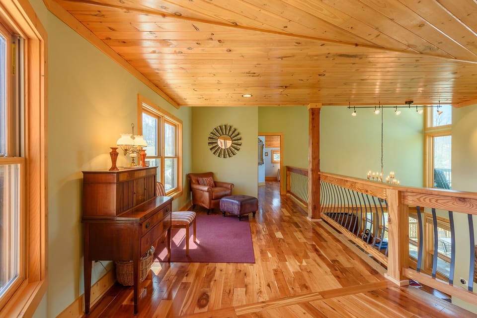 Loft with sitting area, access  to upstairs bedrooms