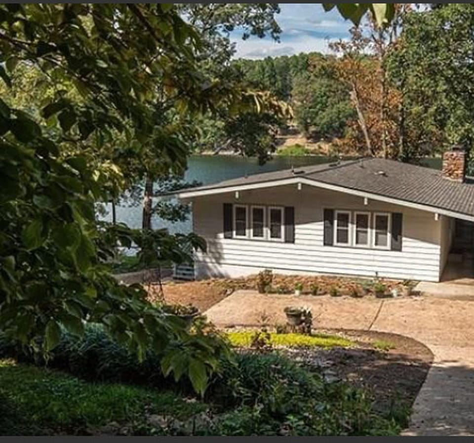 'Front of Lake House from top of driveway