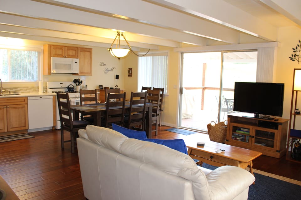 View as you walk in to the open floor plan